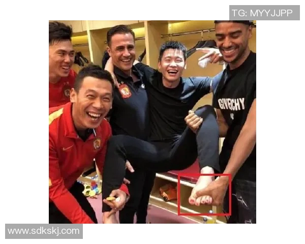 足球明星在训练场意外拿走饮料引发热议网友纷纷围观视频背后故事揭秘