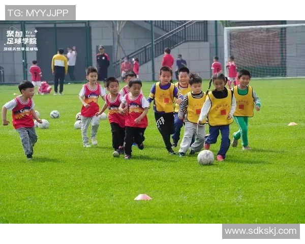 幼儿园足球明星培养计划与活动展示精彩瞬间分享