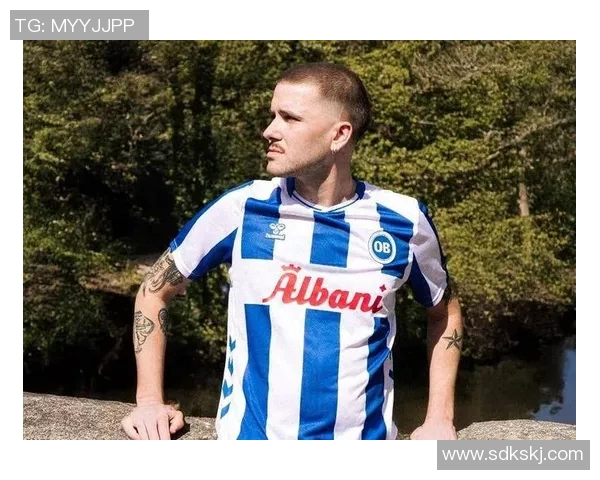 蓝发足球明星的身份揭秘及其在足球界的影响力分析