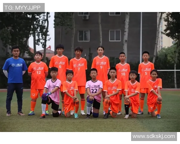 足球明星与抖音小助手携手共创精彩瞬间引领潮流新风尚